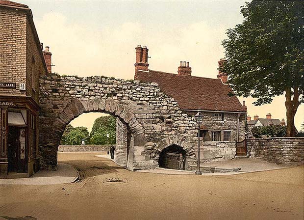 Newport Arch in Lincoln in the 1890's. Photo: Old UK Photos