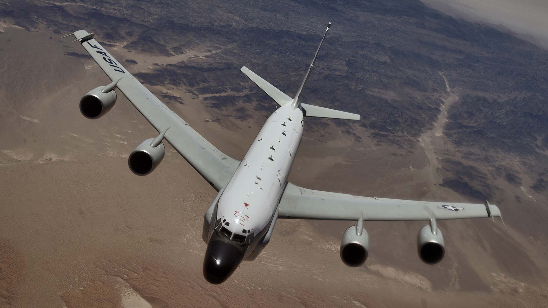 A US Air Force RC-135 Rivet Joint reconnaissance aircraft moves into position behind a KC-135T/R Stratotanker for an aerial refueling at a speed greater than 250 knots over Southwest Asia. Photo: US Department of Defense
