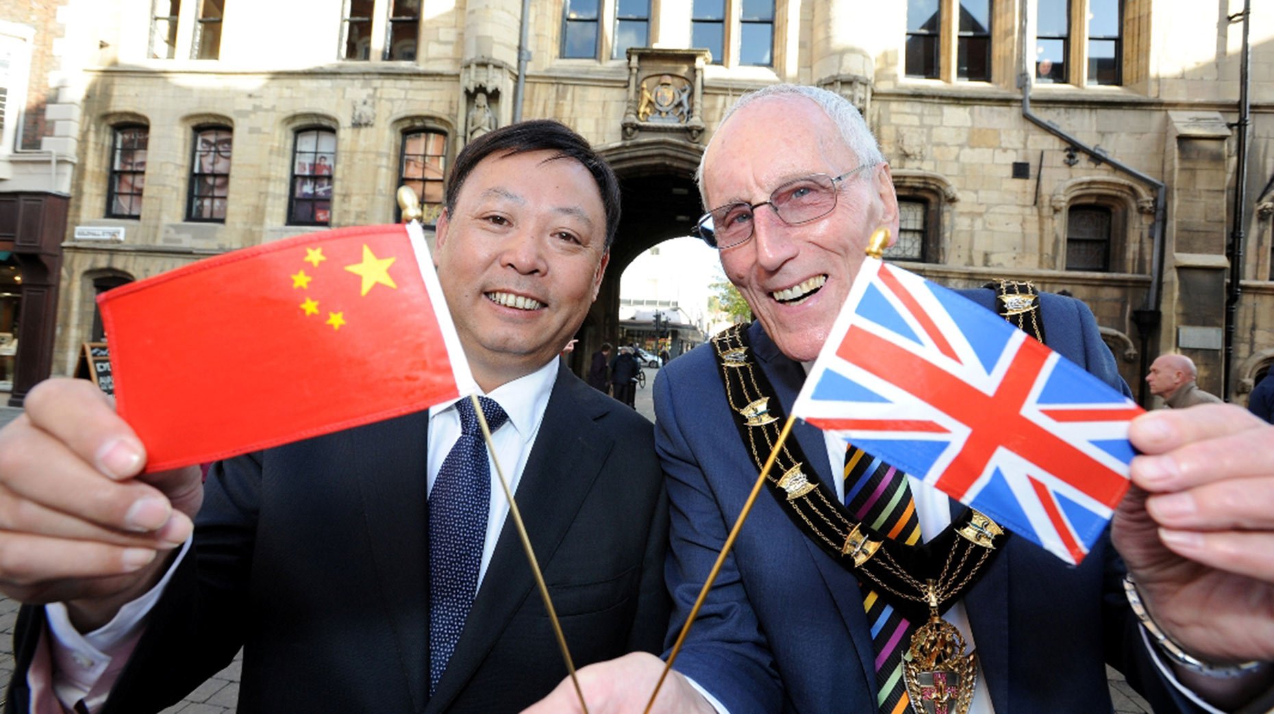 Mayor of Lincoln Brent Charlesworth celebrates signing the twinning agreement with the Mayor of Nanchang, Guo An.