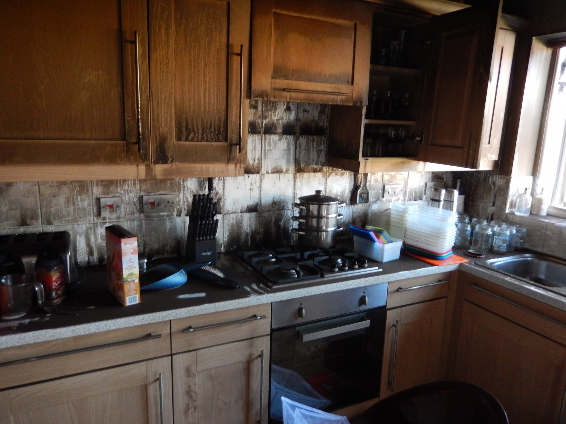 The damage which was caused to their kitchen fortunately did not spread far due to the couple's quick thinking. 