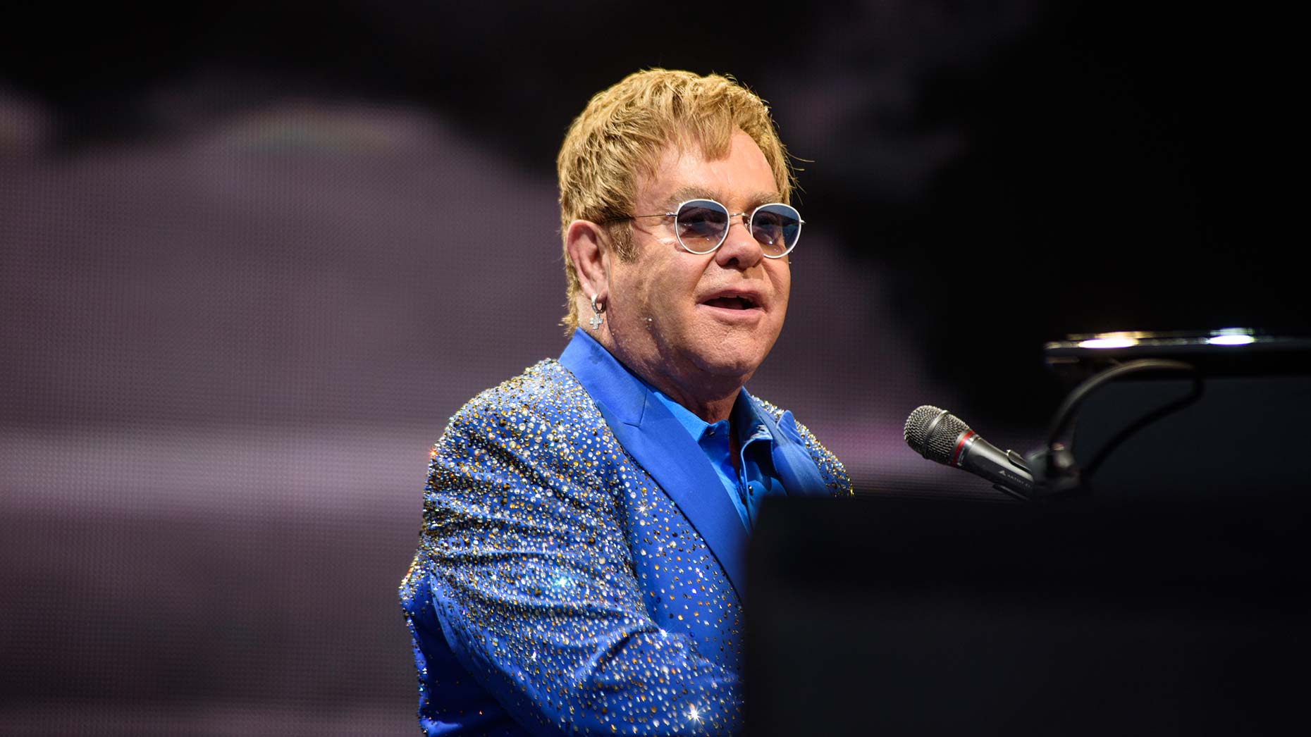 Elton john mp3. Элтон Джон. Элтон Джон 75. Элтон Джон Кокоа. Э́лтон Геркулес Джон.