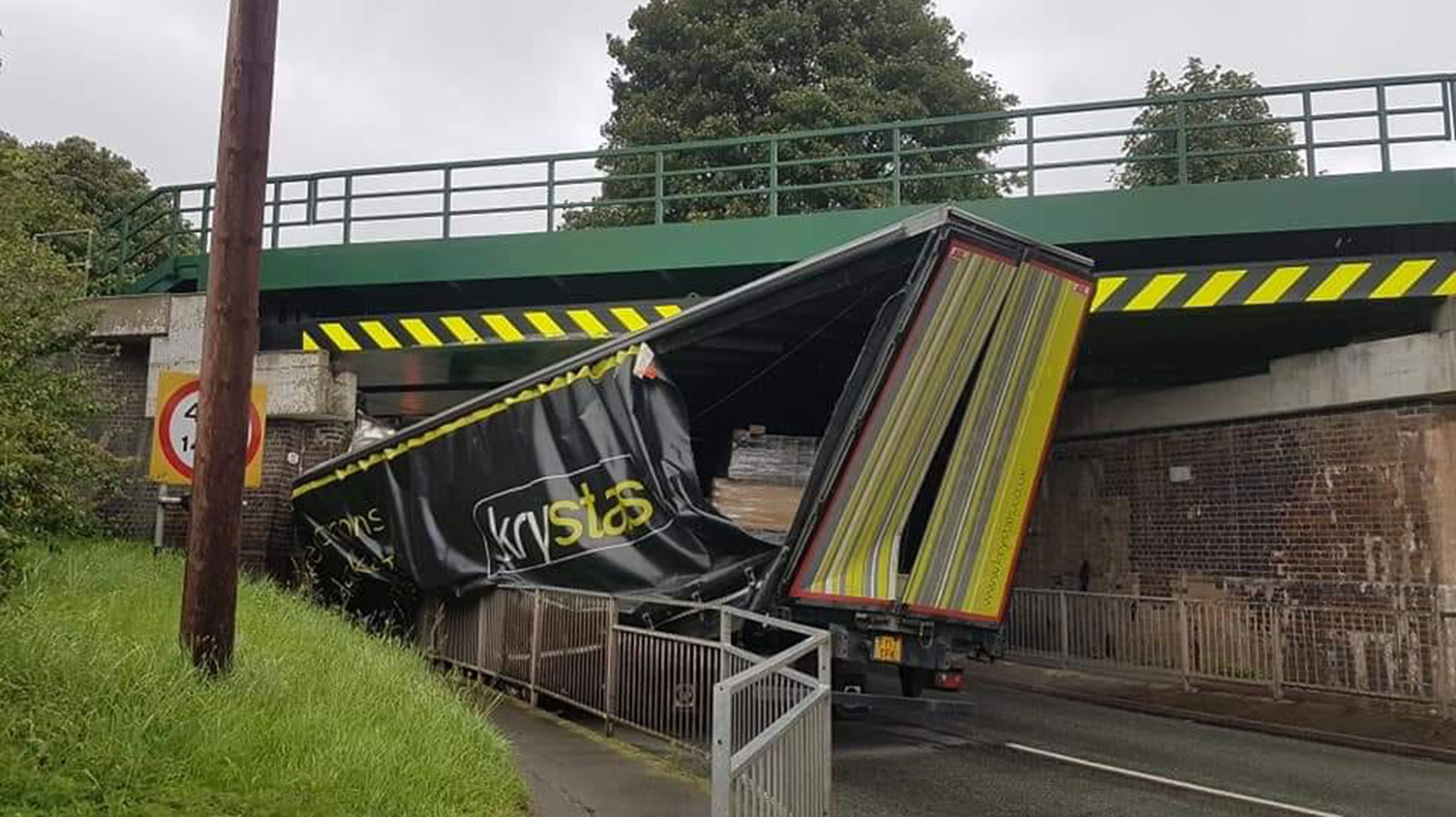 Gainsborough road blocked as lorry smashes into rail bridge