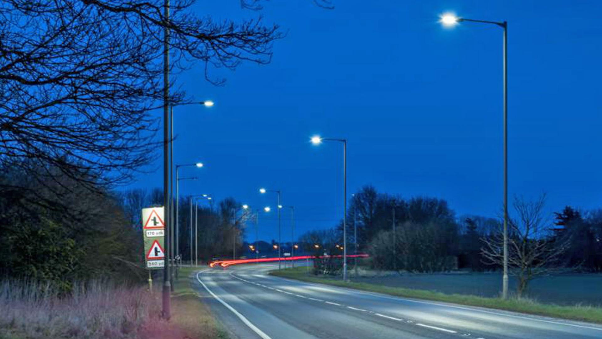 Less light. Знак уличное освещение. Уличное освещение Рефтинский. Modern lamppost.