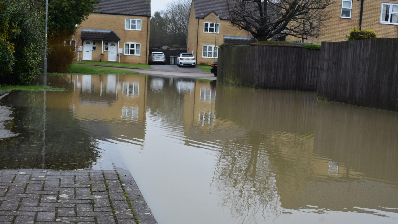 12 flood alerts for Lincolnshire as Grantham village sets up barrier