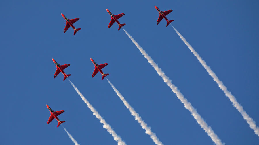 Watch Red Arrows practice amazing new manoeuvre