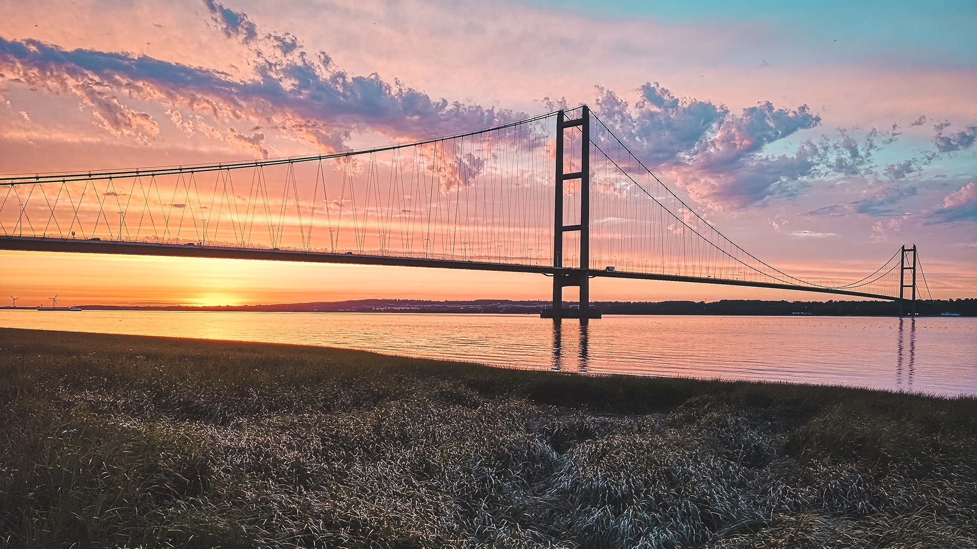 Humber Bridge closed northbound due to obstruction