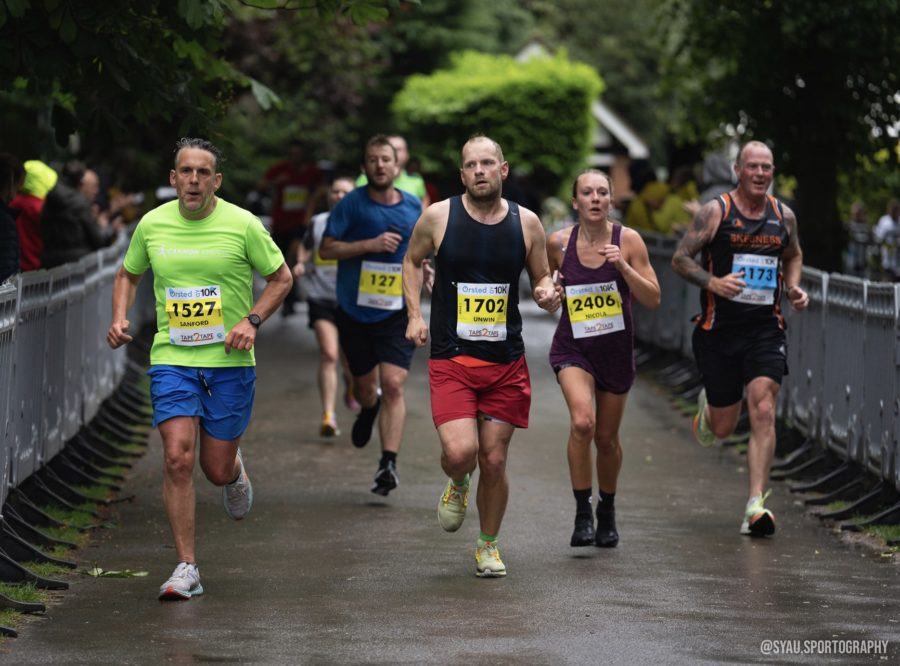 Almost 2,000 people brave the rain to run Great Grimsby 10k