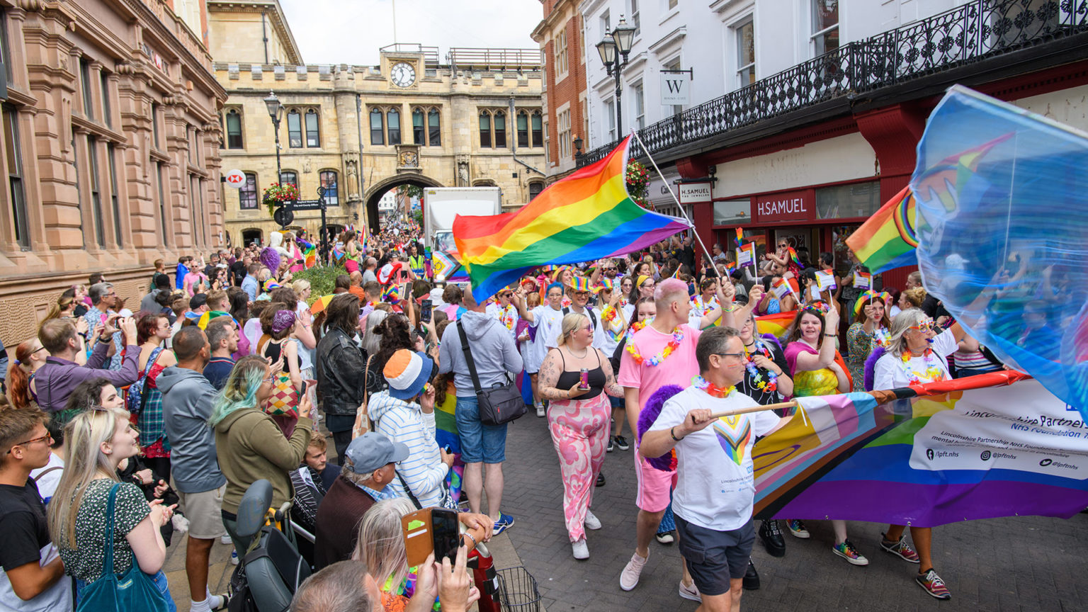 Police officers impress crowd with Macarena dance at Lincoln Pride