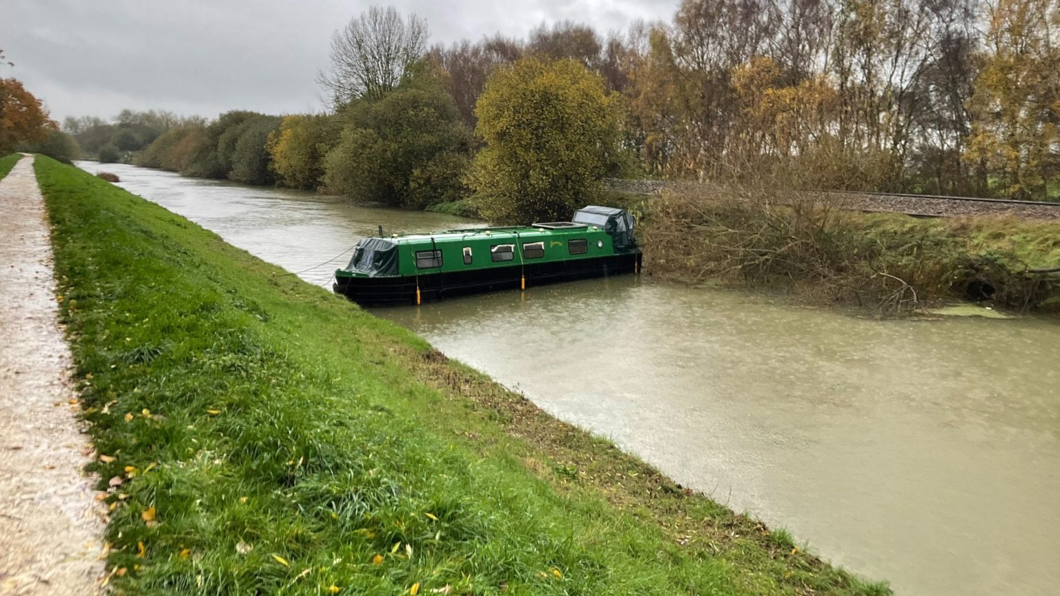 Suez Canal all over again! Boat stuck on Fossdyke Lincoln